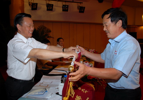 集团公司董事长瞿观鄞为获得第一名的单位授旗